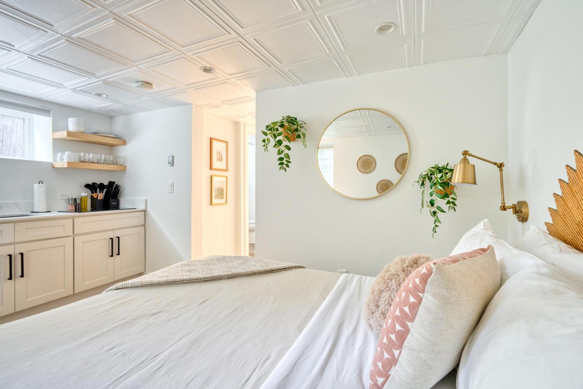 Collection - Budget-friendly Basement Hideaway - 91 Walkscore *