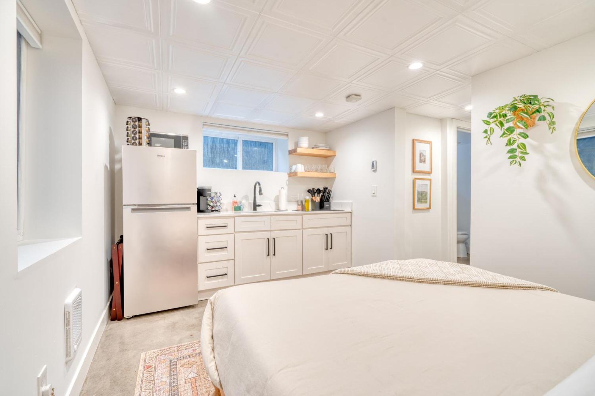 Collection - Budget-friendly Basement Hideaway - 91 Walkscore * Portland