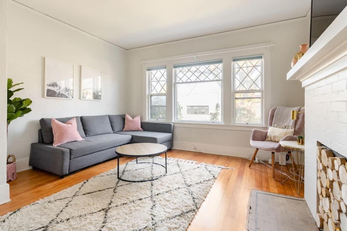 - Sunnyside Wonderland- Coffee Shops, Bars & Parks Apartment *