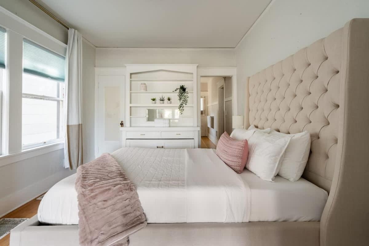 - Sunnyside Wonderland- Coffee Shops, Bars & Parks Apartment