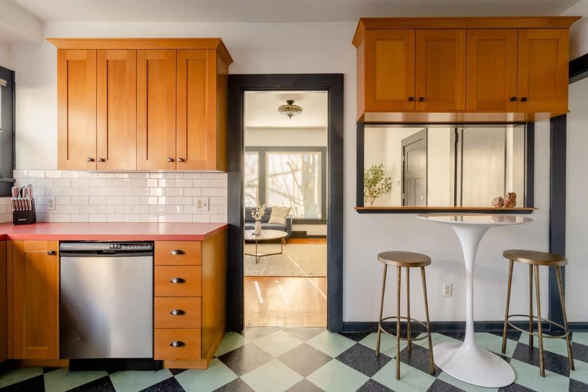 - Perfectly Restored Craftsman - Eateries & Coffee * Portland