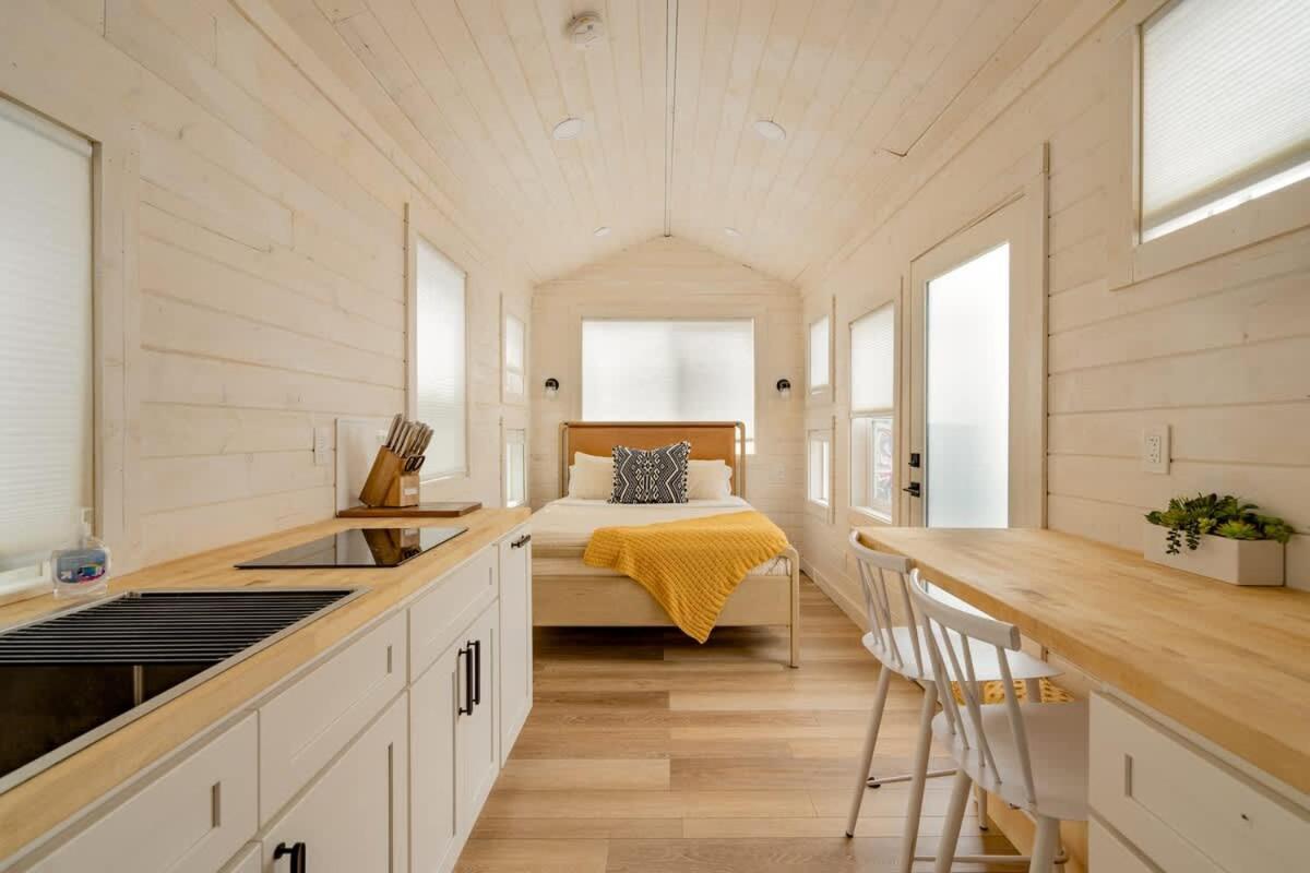 Apartment Collection - The Tiny Oasis Steps To Local Coffee & Restaurants