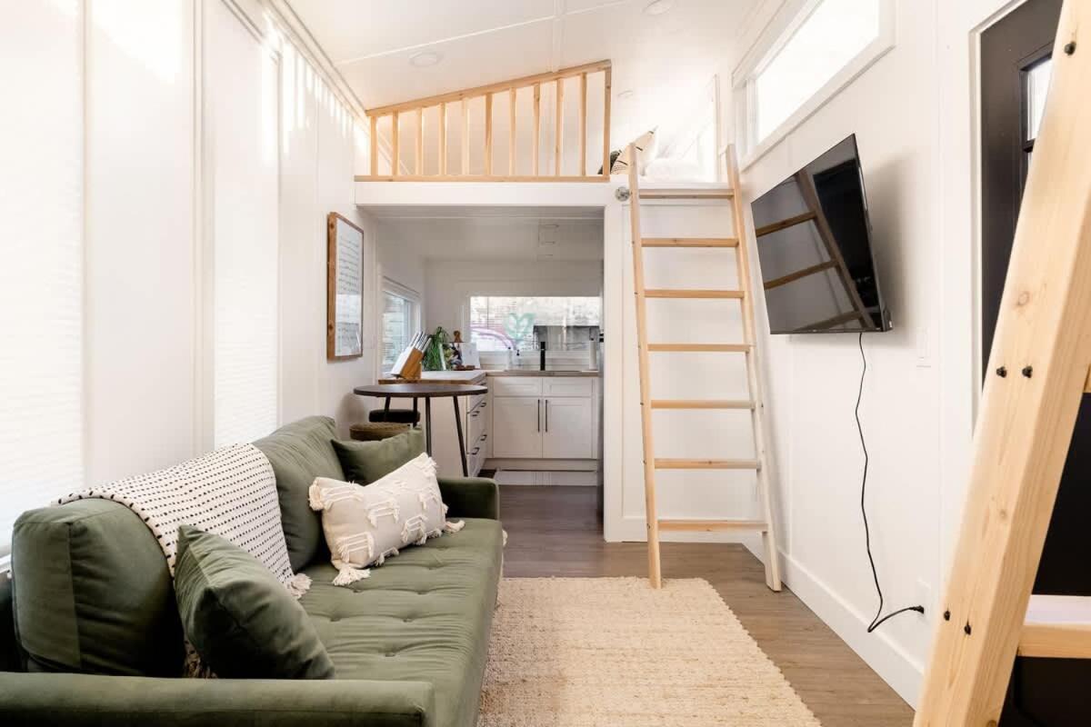 - The Graffiti Alley Tiny House - Food, Art & Beer Apartment