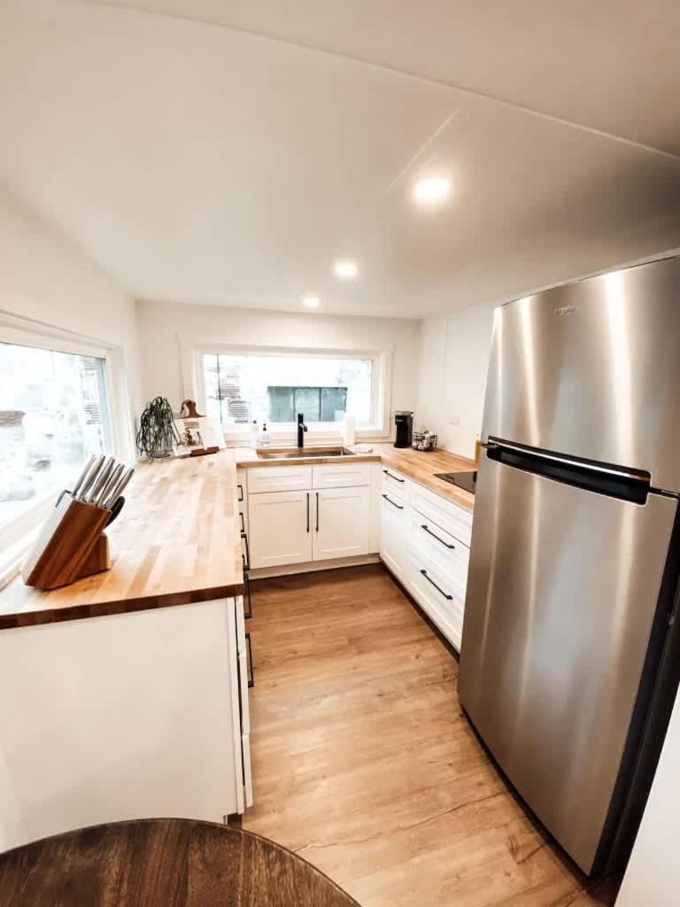 - The Graffiti Alley Tiny House - Food, Art & Beer Apartment