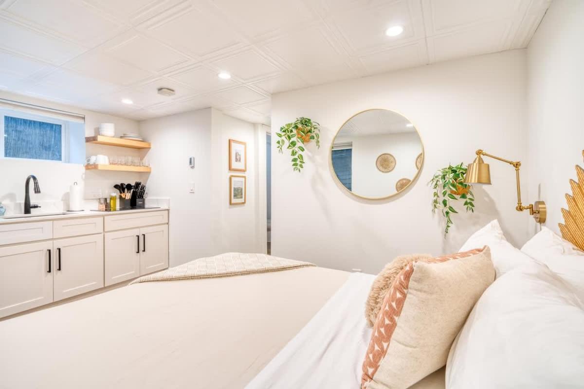 Collection - Budget-friendly Basement Hideaway - 91 Walkscore Apartamento