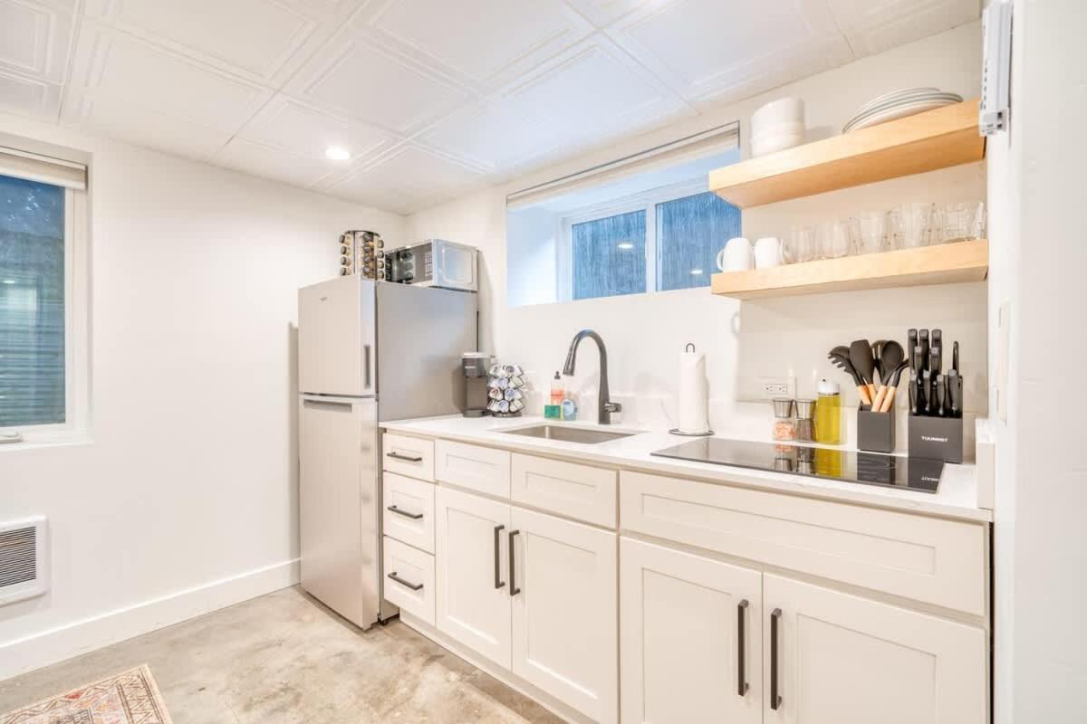 Apartamento Collection - Budget-friendly Basement Hideaway - 91 Walkscore