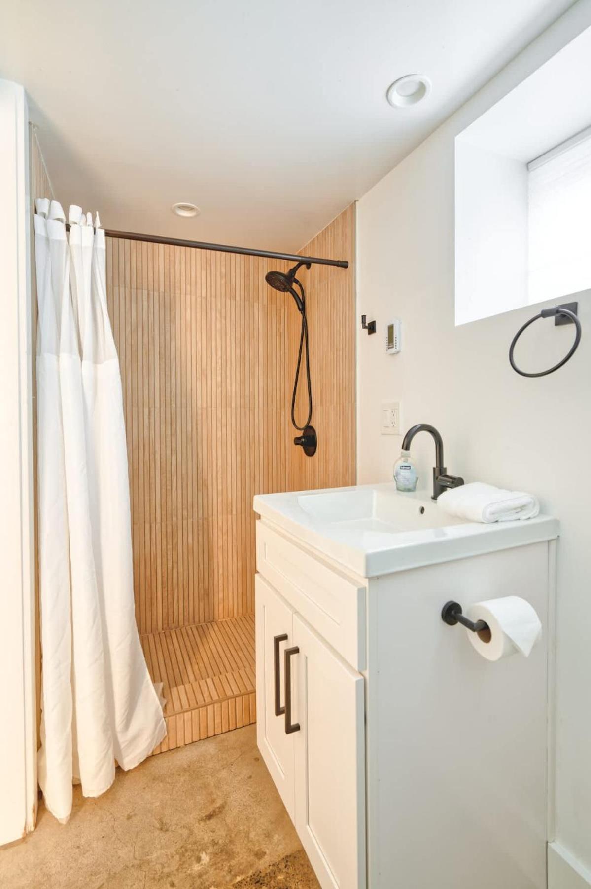 Collection - Budget-friendly Basement Hideaway - 91 Walkscore Portland