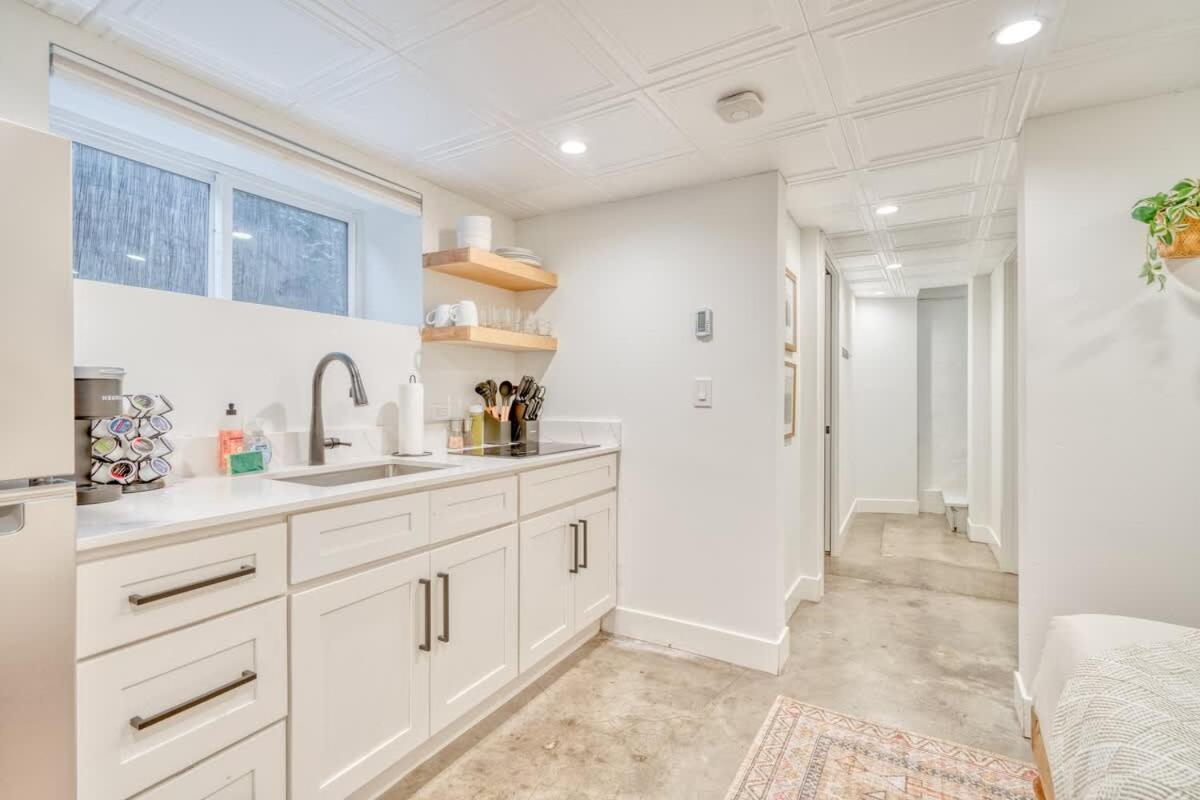 Apartamento Collection - Budget-friendly Basement Hideaway - 91 Walkscore *