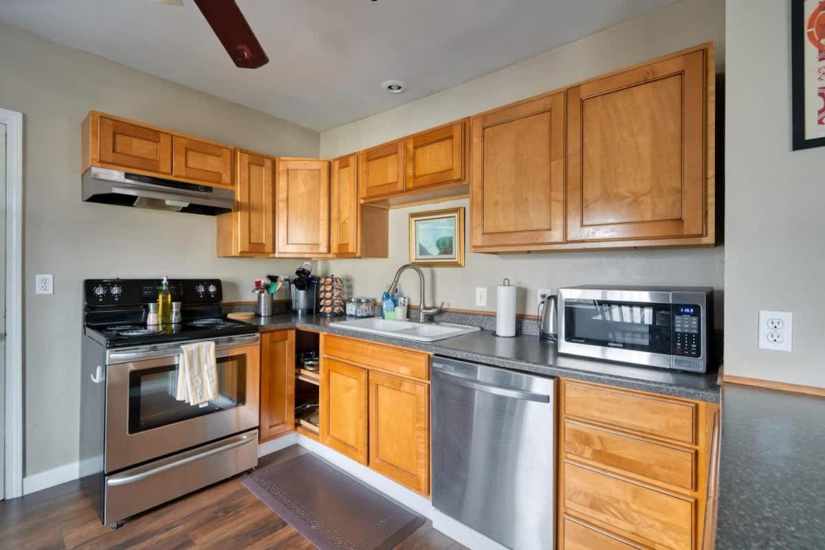 Collection - Charming 2br In The Heart Of Ne