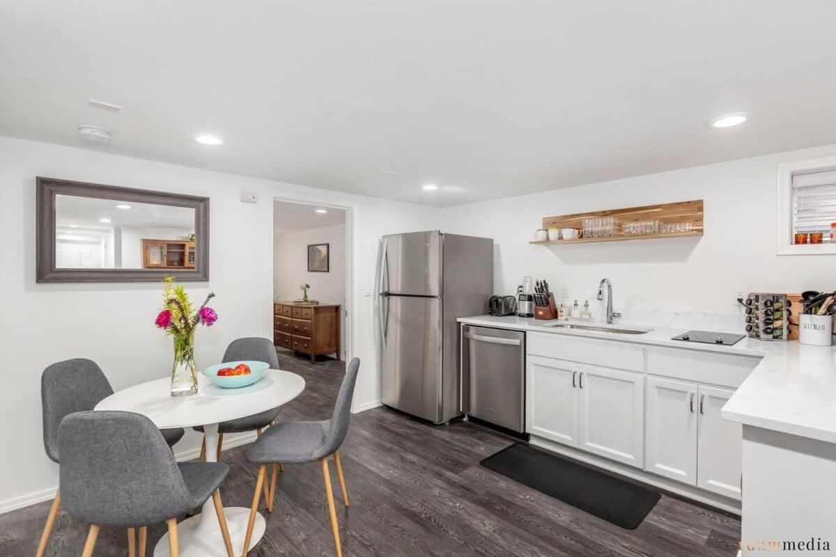 Holiday home - The Fantastic Fargo Flat - Irving Park Oasis