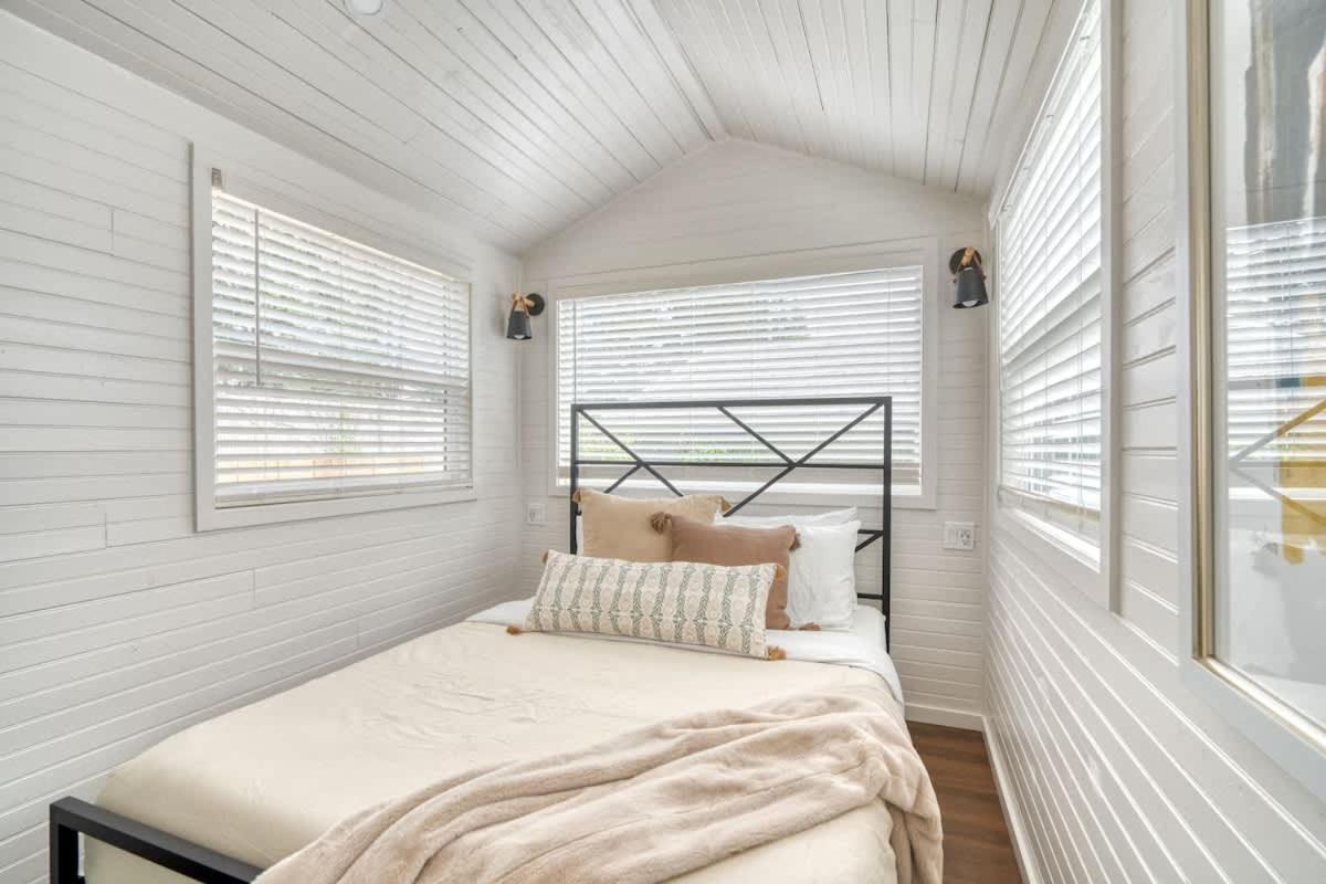 - Noir-emerald Modern Tinylux In Holiday home
