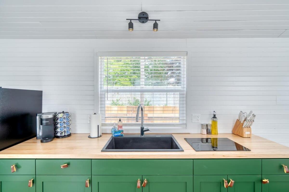 - Noir-emerald Modern Tinylux In Holiday home Portland