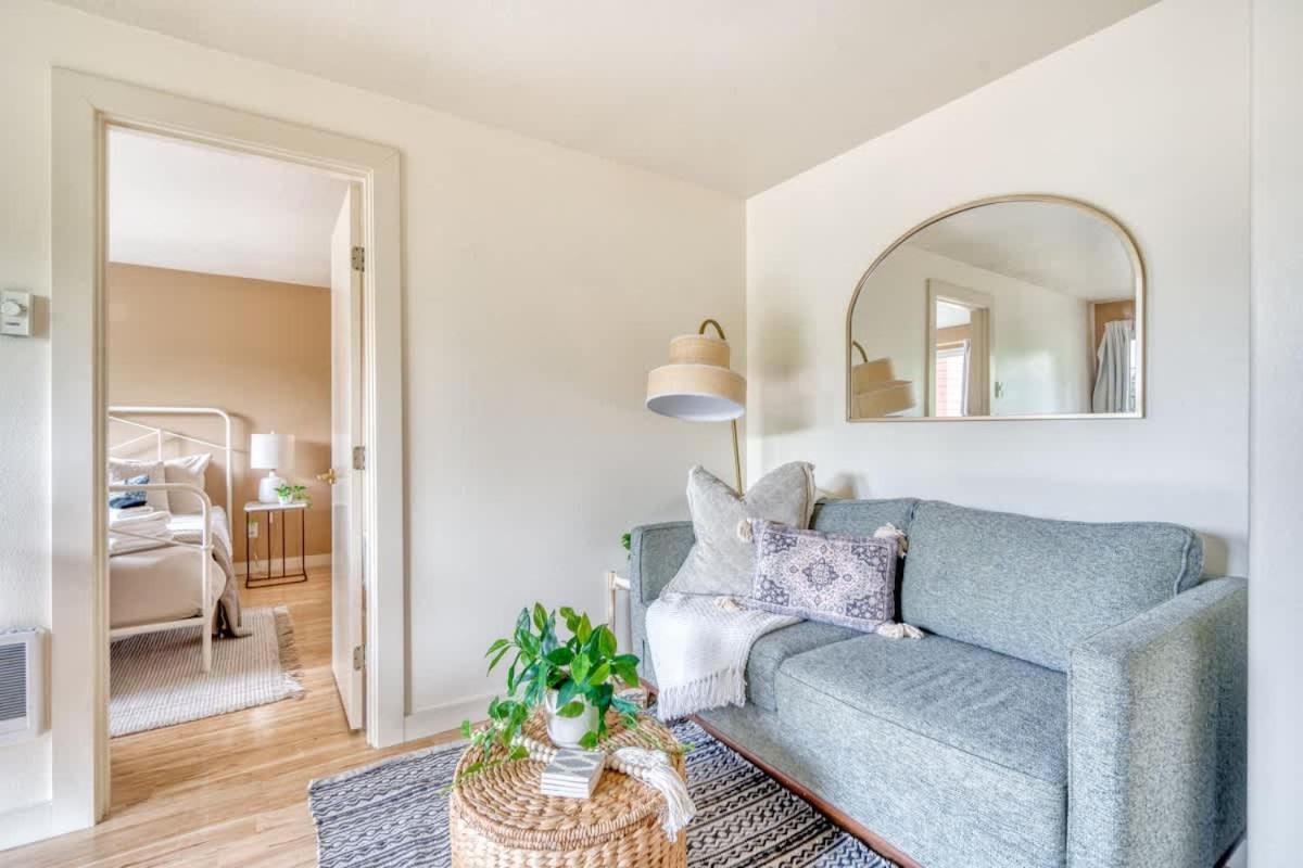 - Adorable Bright 1 Bed Near Ohsu Portland
