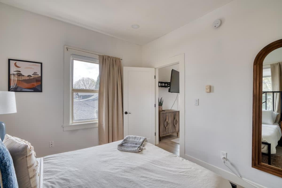 Holiday home - Mt Tabor Retreat - Local Eateries - Shops - Bars