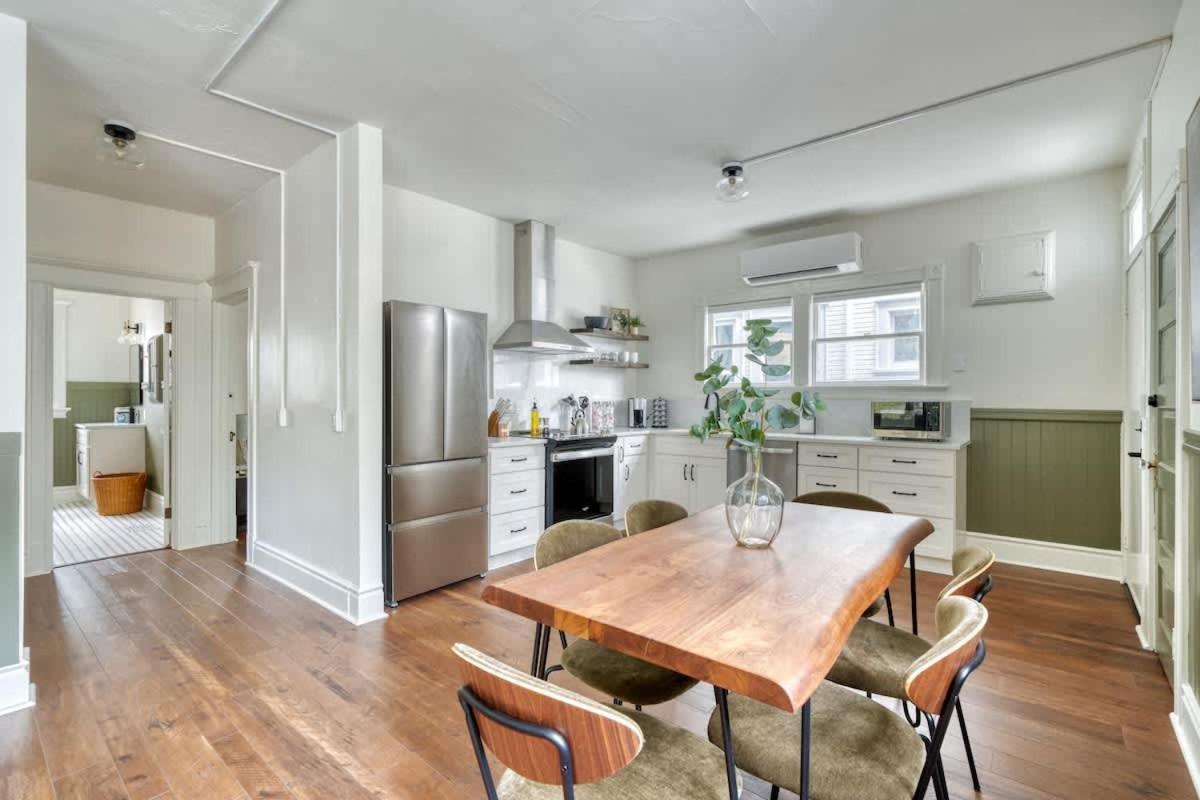 - Renewed Classic Craftsman In Se - 95 Walkscore *