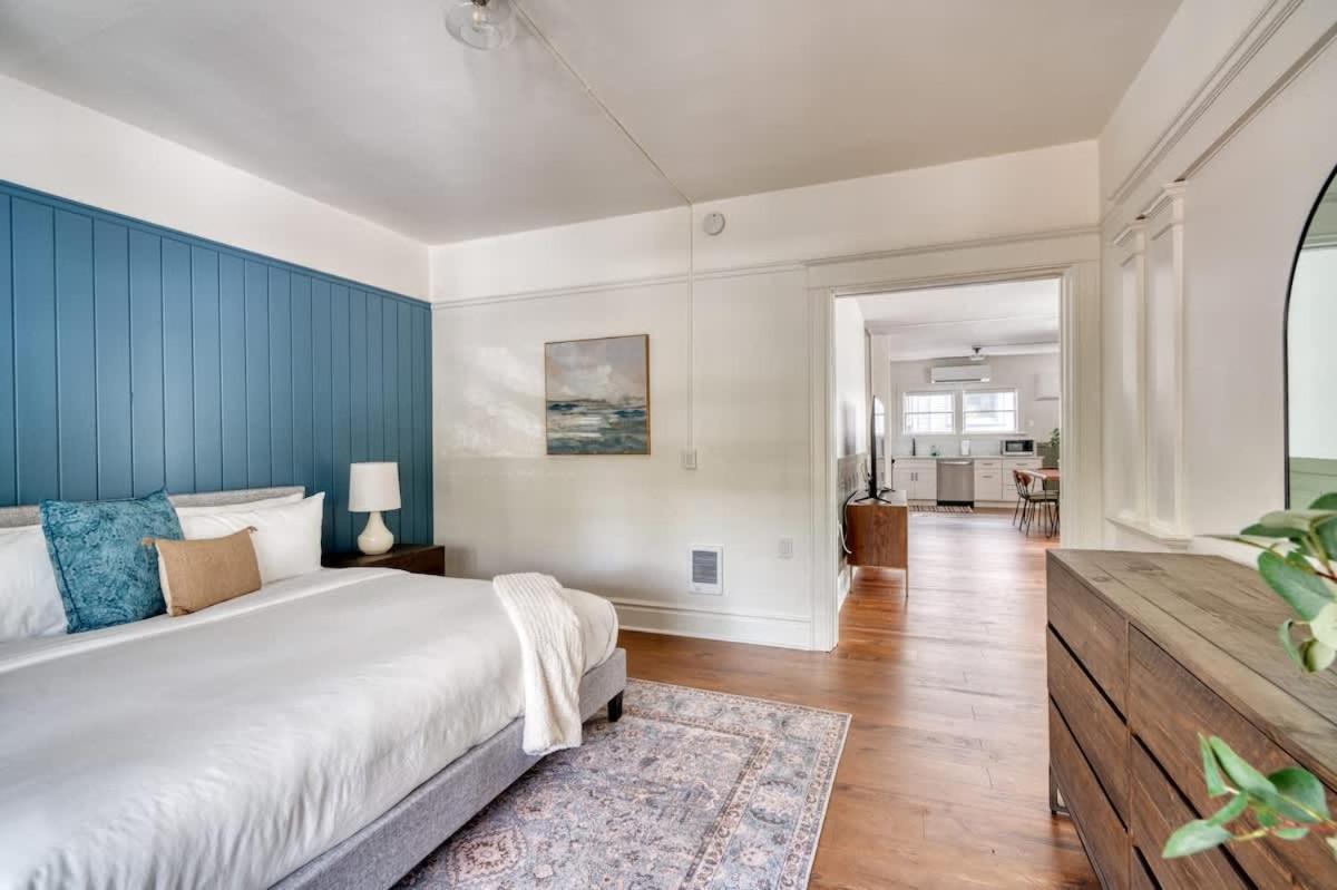 - Renewed Classic Craftsman In Se - 95 Walkscore Apartment