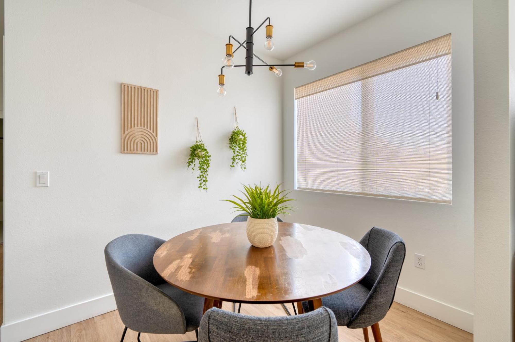 - Serenity- Stylish 2-bed Alberta Haven Apartment