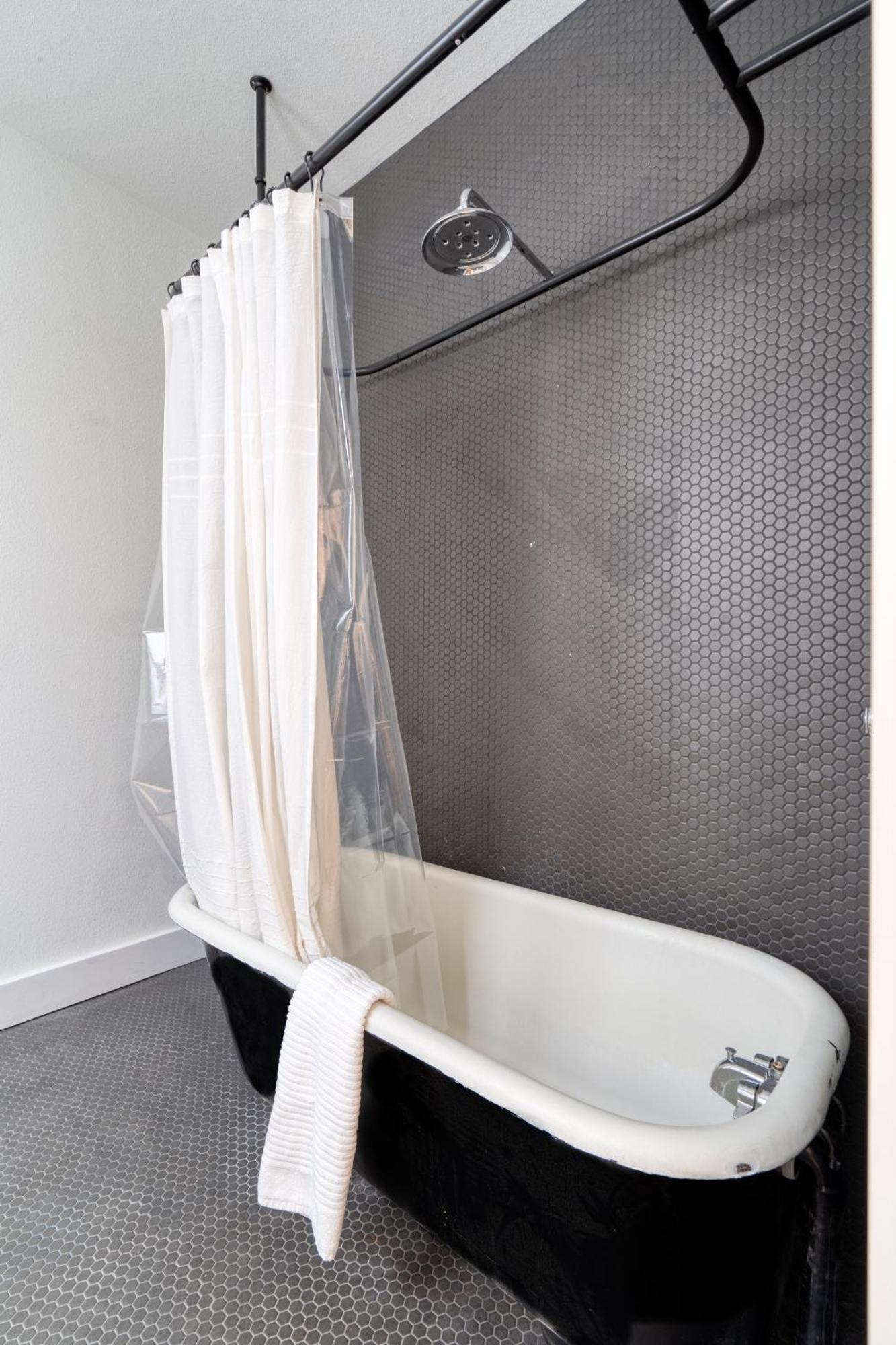 - The Charmante Suite- Breweries & Boutiques Apartment Portland