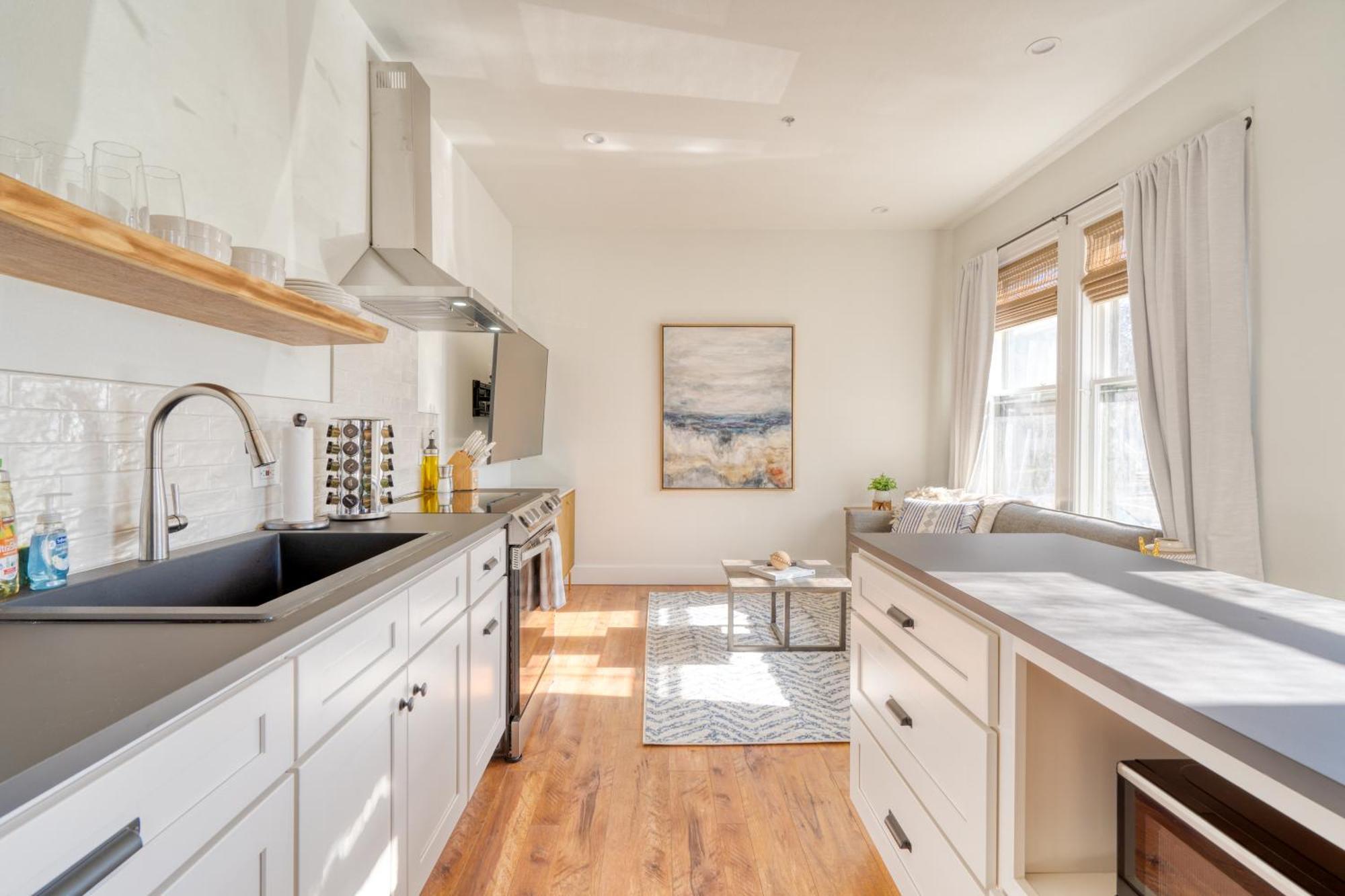 - The Charmante Suite- Breweries & Boutiques Apartment Portland