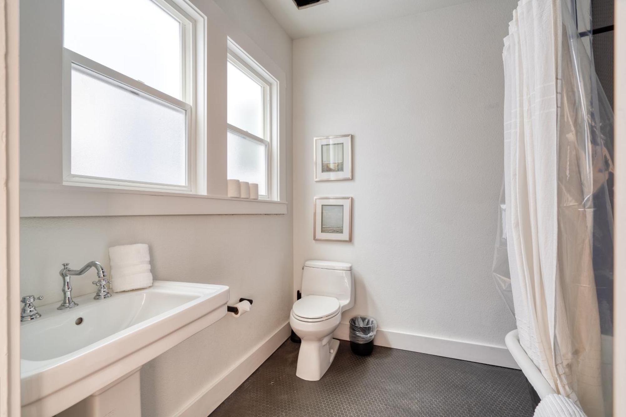 Apartment - The Charmante Suite- Breweries & Boutiques