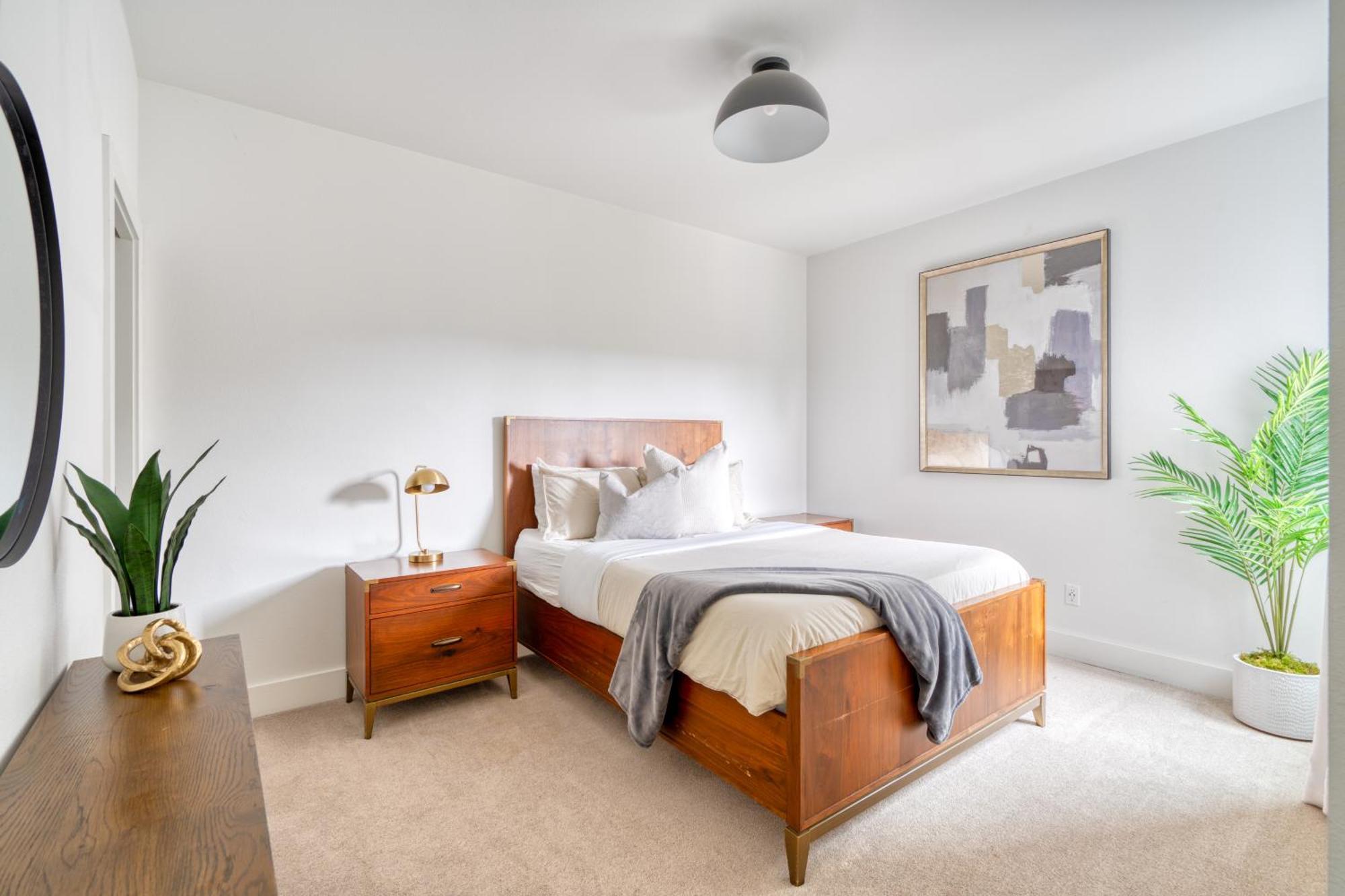 - Exclusive Entire Floor & Instaworthy Local Art Apartment