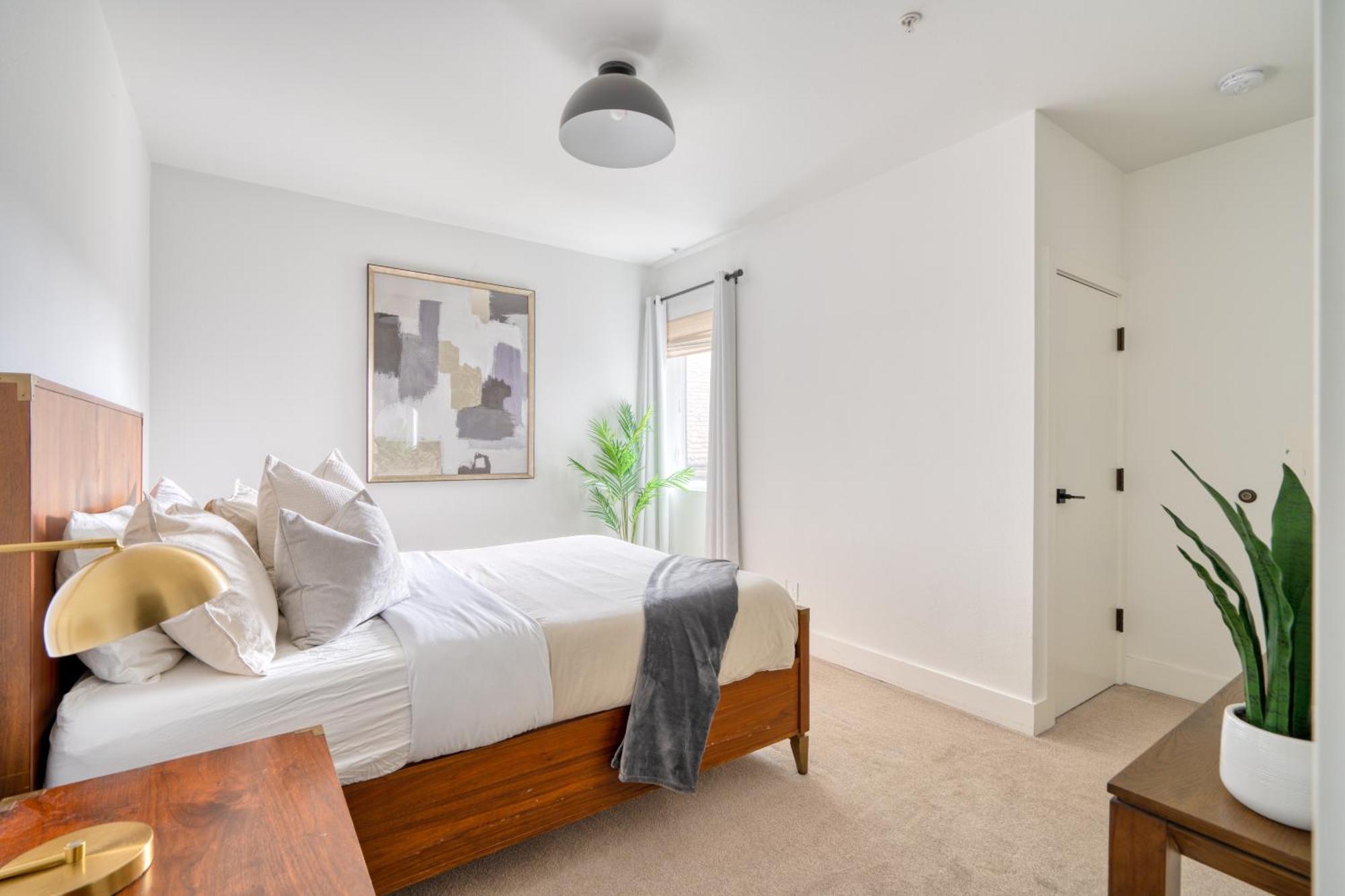 - Exclusive Entire Floor & Instaworthy Local Art Apartment *