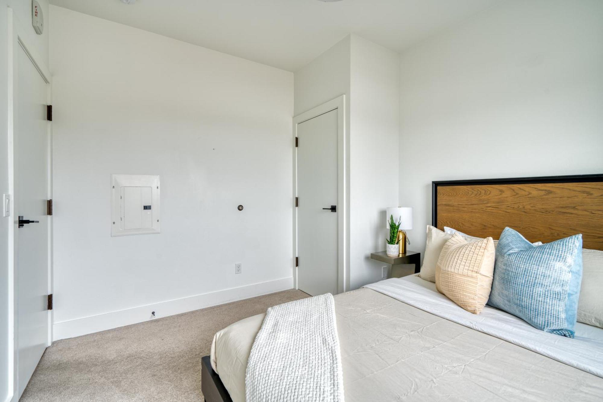 - Exclusive Entire Floor & Instaworthy Local Art Apartment *