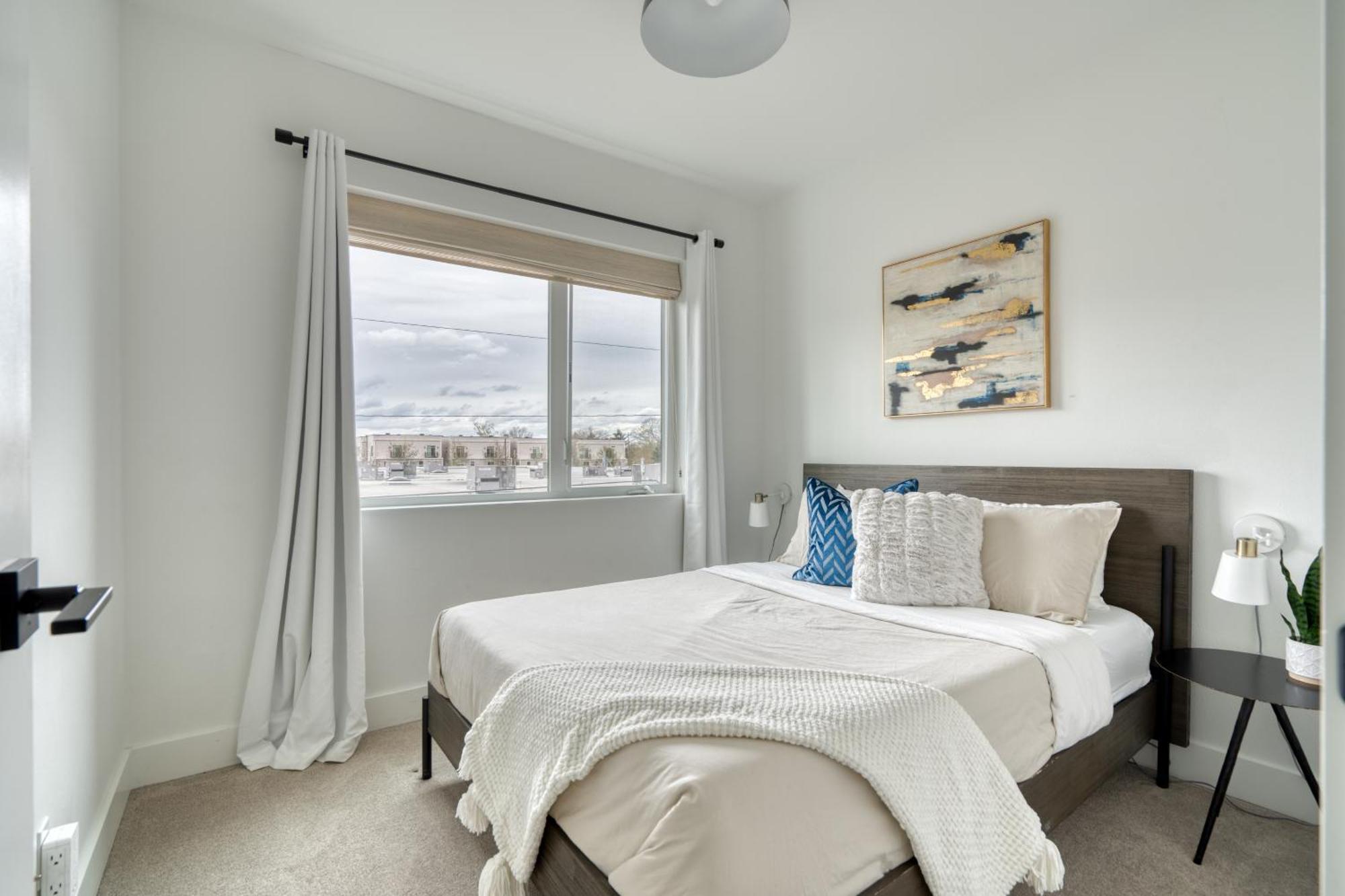- Exclusive Entire Floor & Instaworthy Local Art Apartment *