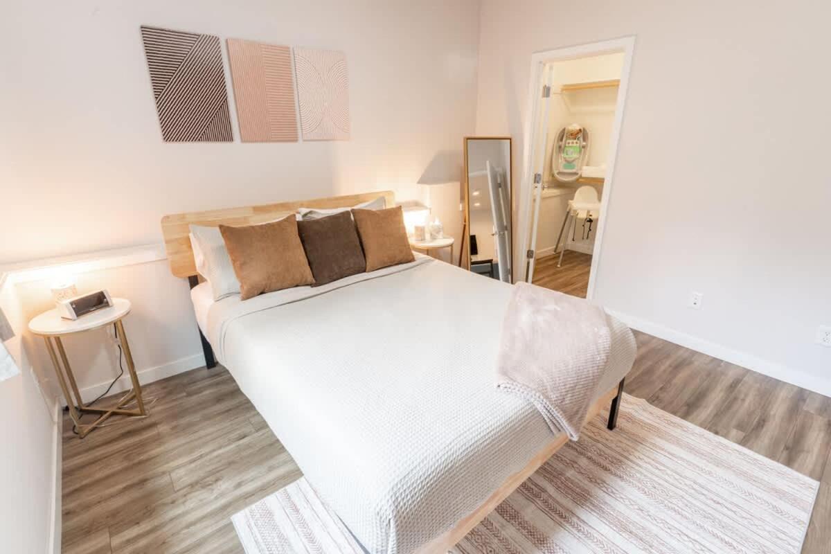 Walkable Next To Restaurants, Bars, And Shops!