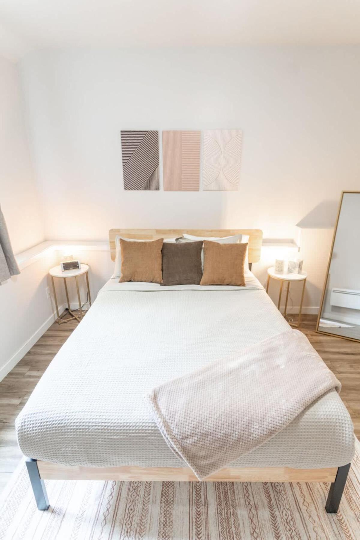 Walkable Next To Restaurants, Bars, And Shops! *