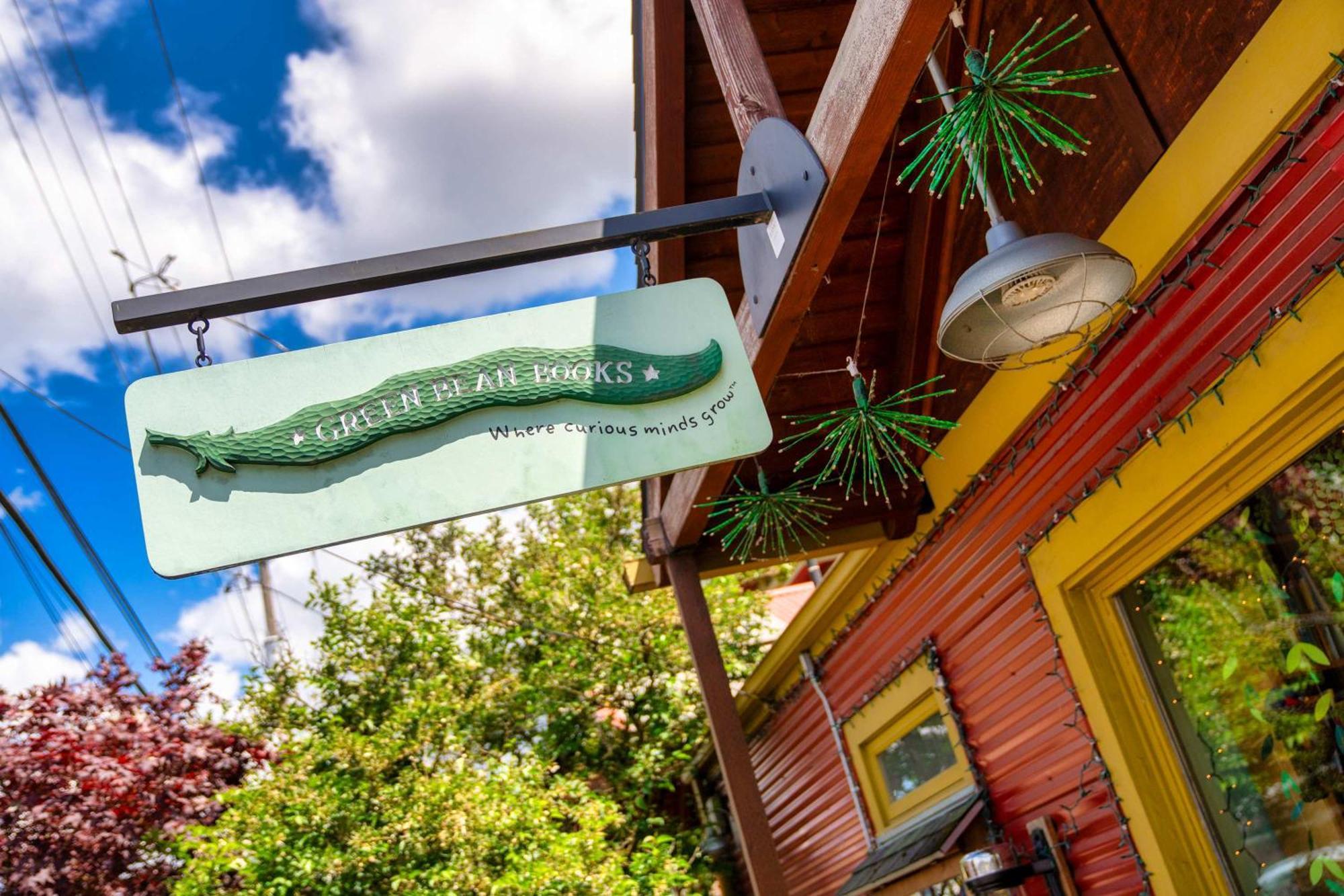 - The Graffiti Alley Tiny House - Food, Art & Beer Apartment