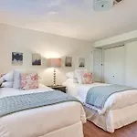Lush Portland Flat With Fire Pit, 4 Mi To Dtwn!