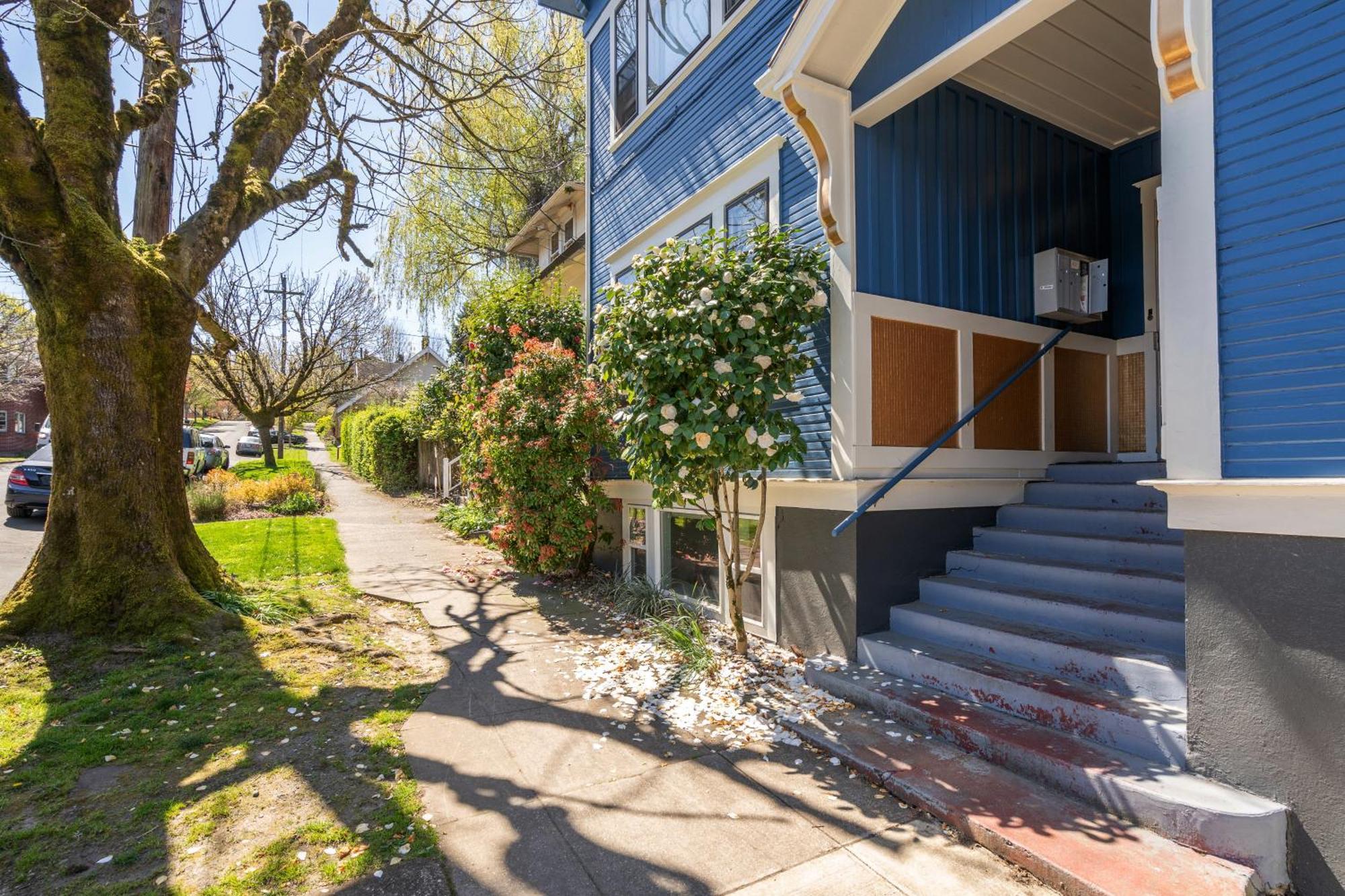 - Sunnyside Wonderland- Coffee Shops, Bars & Parks * Portland
