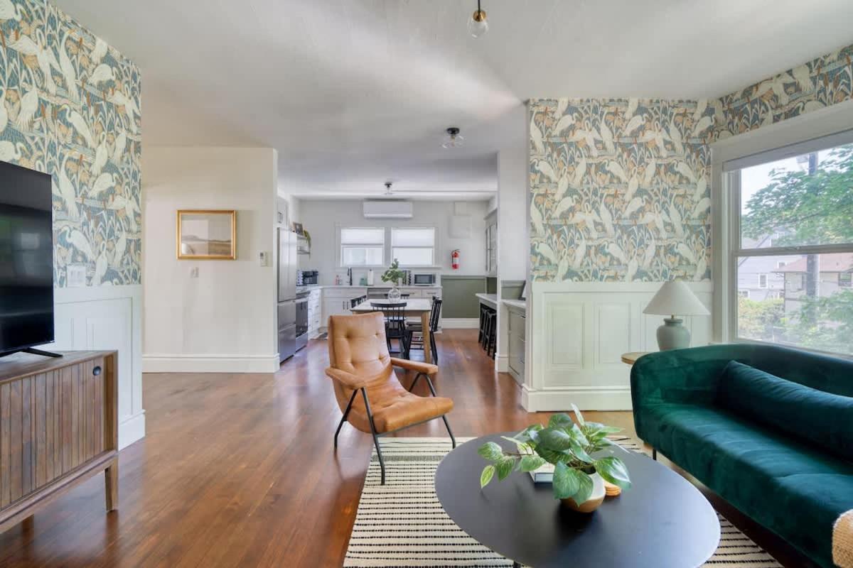 - Perfect Family Friendly 3 Bed - 95 Walkscore Apartment *