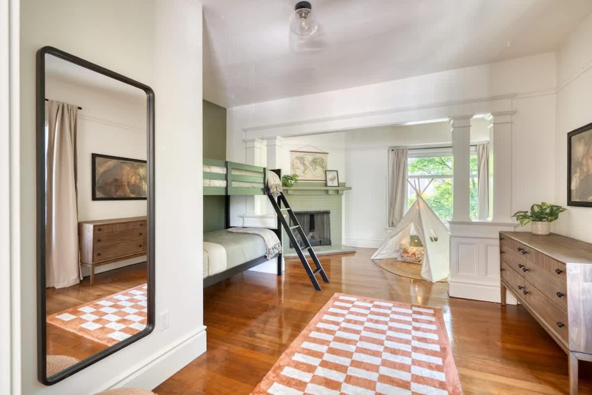 - Perfect Family Friendly 3 Bed - 95 Walkscore Apartment